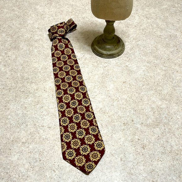 VINTAGE BANANA REPUBLIC 100% SILK MEDALLION PRINT NECKTIE - Picture 3 of 3